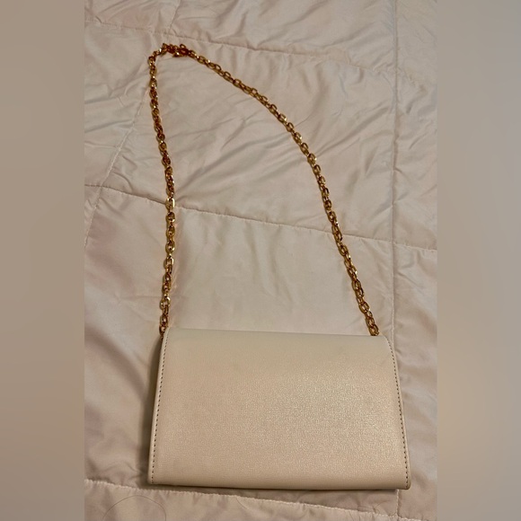 Elegant Ivory Shoulder Bag with Gold Chain - Picture 5 of 5